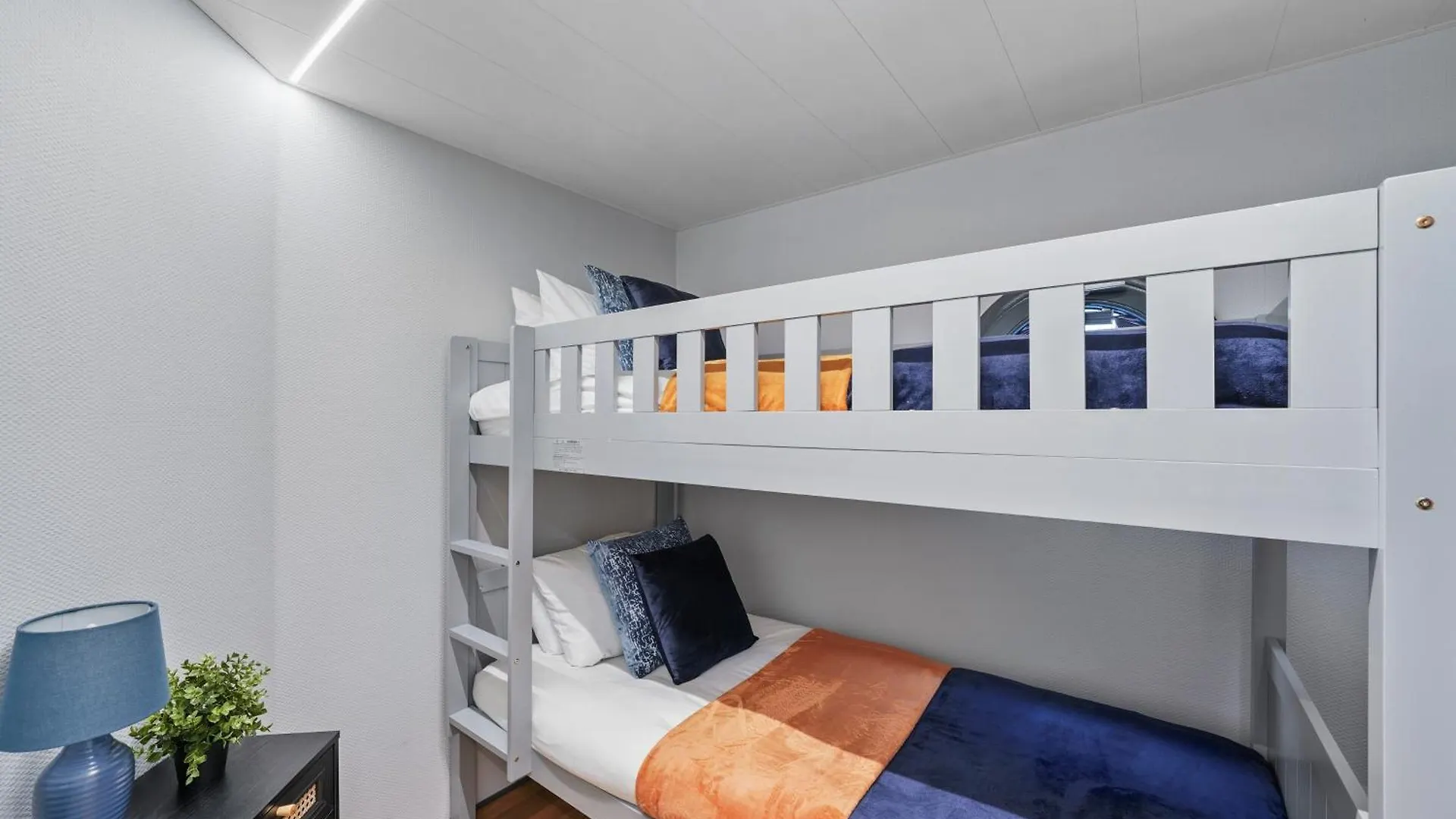 Unique Water Lodge In London - Sleeps 6 0*,