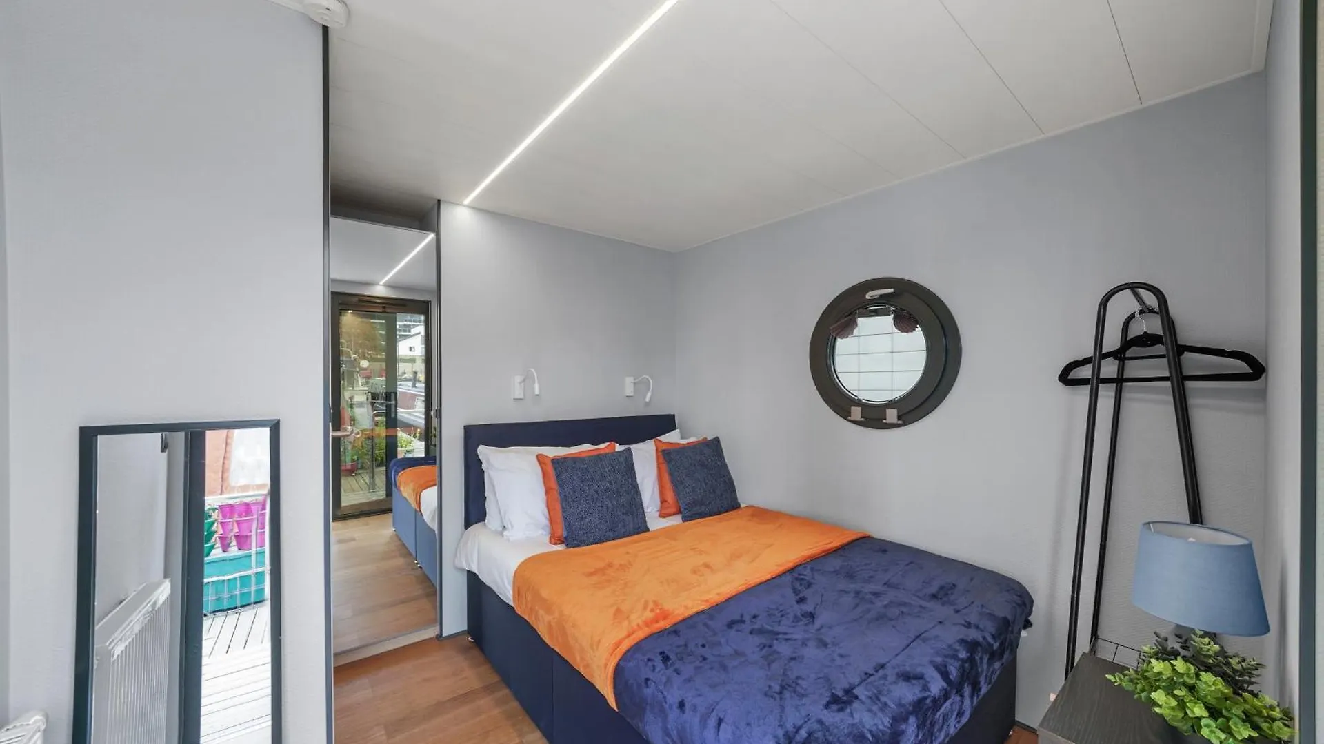 Unique Water Lodge In London - Sleeps 6