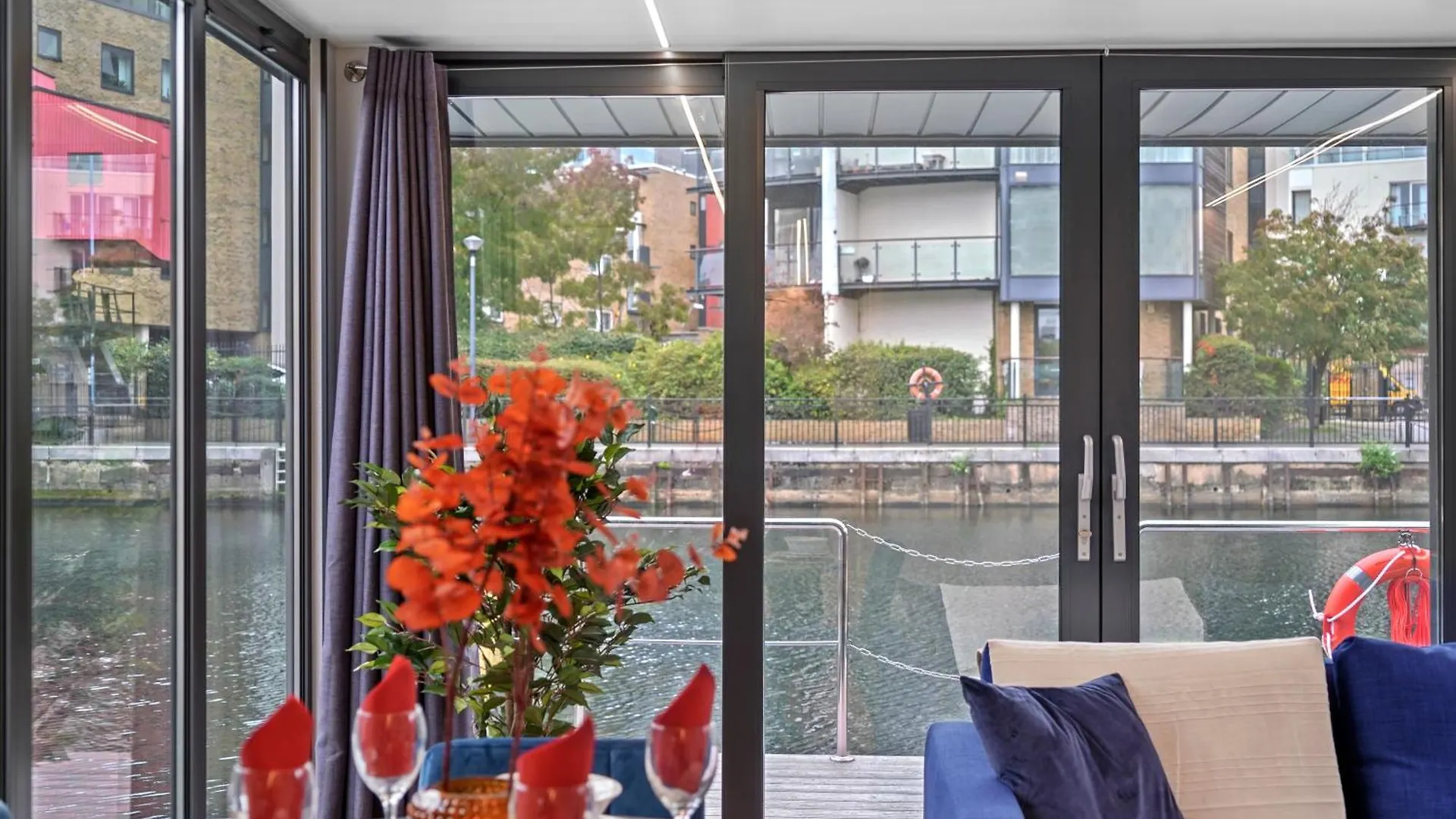 Unique Water Lodge In London - Sleeps 6 0*,
