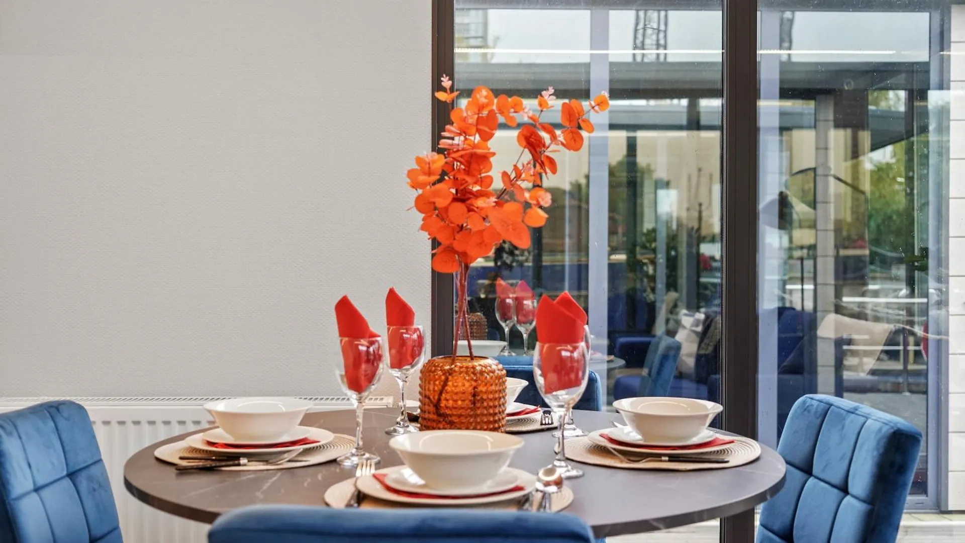 Botel Unique Water Lodge In London - Sleeps 6