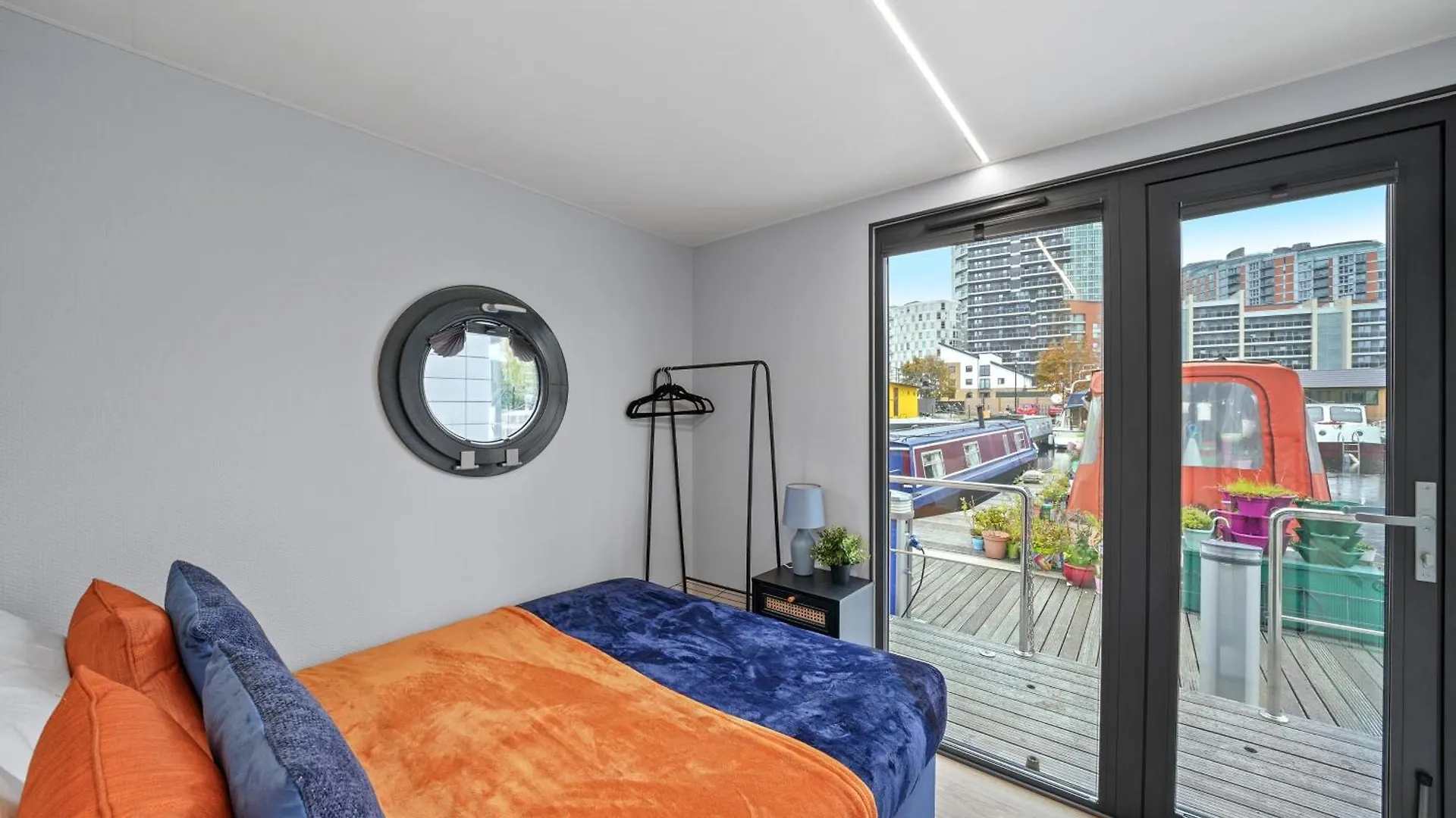 Unique Water Lodge In London - Sleeps 6