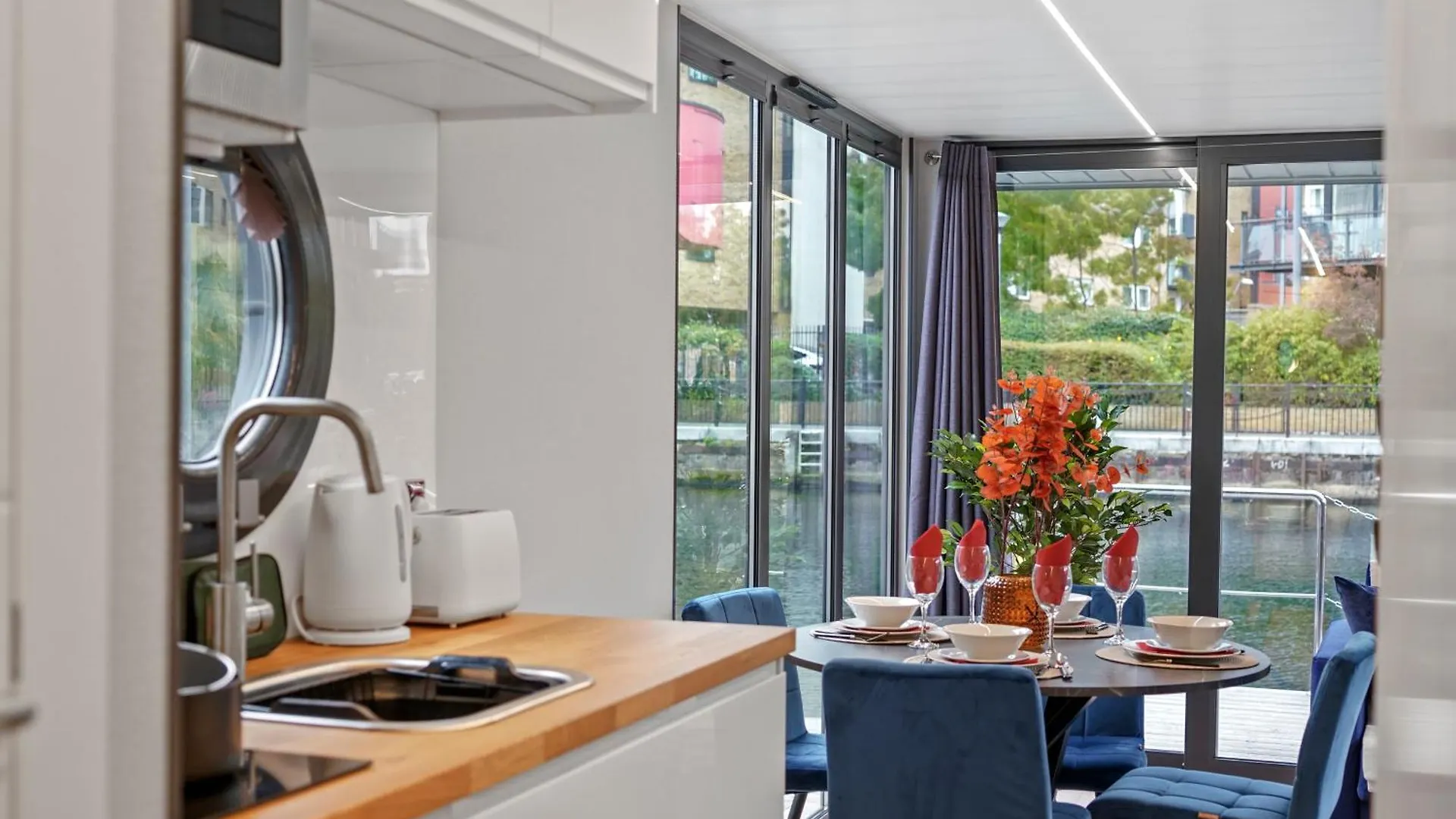Botel Unique Water Lodge In London - Sleeps 6