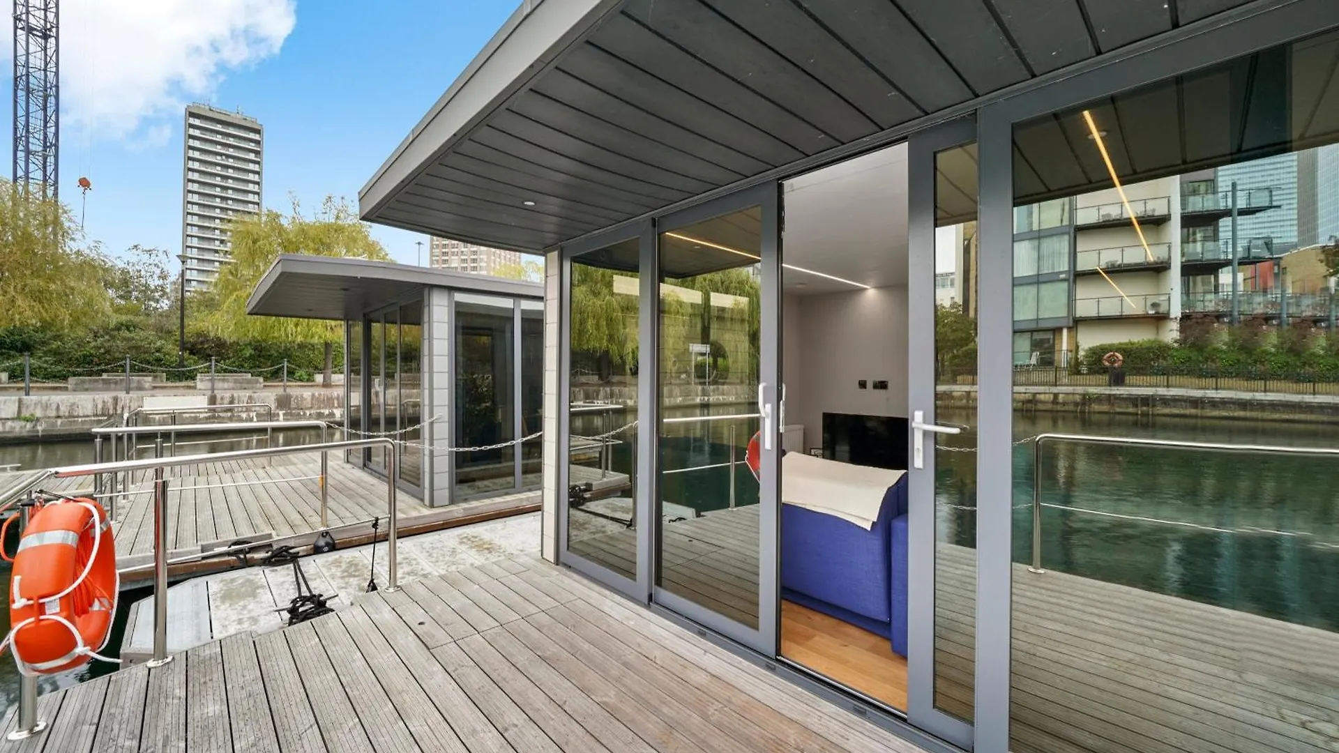 Unique Water Lodge In London - Sleeps 6 0*,  United Kingdom