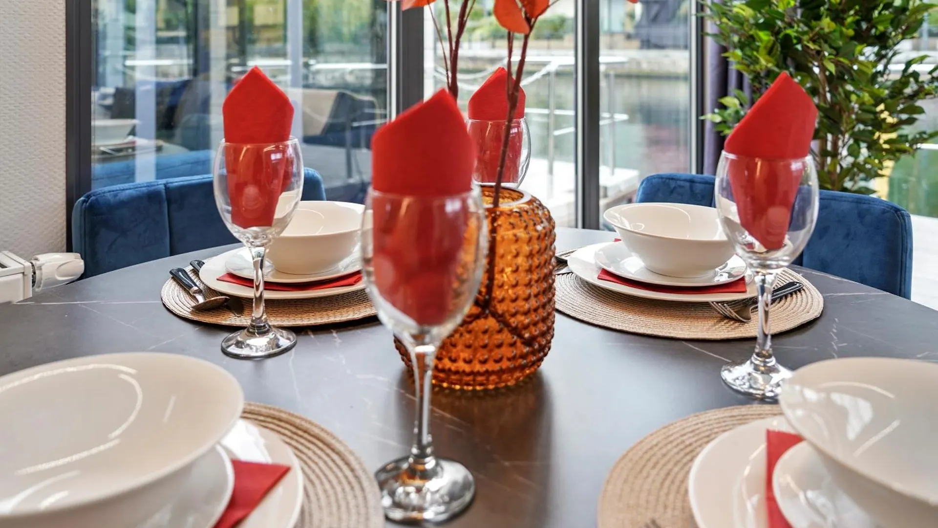 Unique Water Lodge In London - Sleeps 6